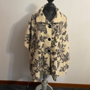 Le Moda Cream/Gray button Cape with front pockets, size OS